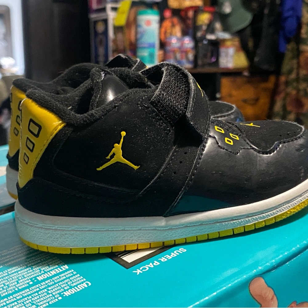 Jordan Kids' Sneakers in Black and Yellow